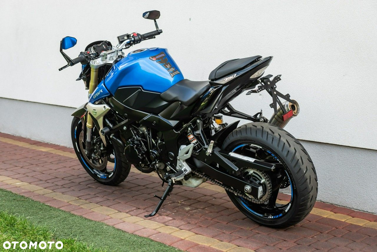 Suzuki GSR - 4