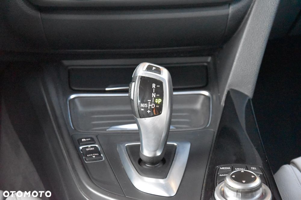 BMW Seria 3 320d Sport Line - 32