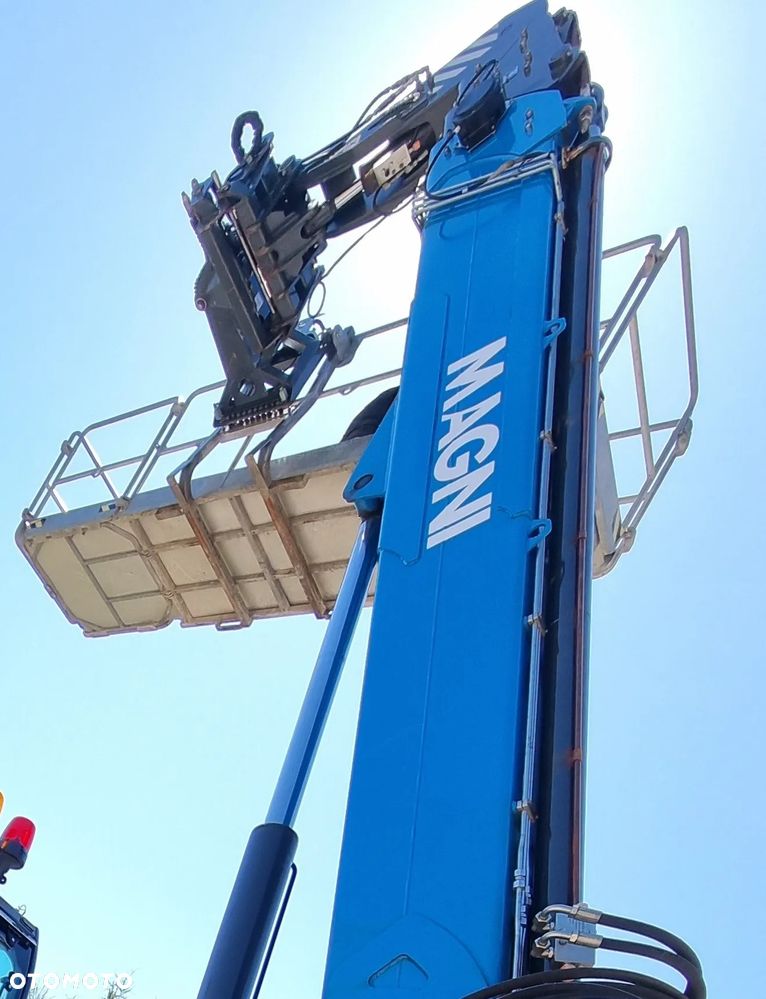 Magni RTH 6.30 SH-M/C . Ładowarka Teleskopowa Dźwig Zwyżka 30 metrów wysuw . Udźwig 6 ton. 4391 mtg Kosz (Pilot 2 funkcje) Wciągarka hydr. Widły. Jak Nowa z Norwegii! 2018rok. KLIMA Webasto post. Aktualna DEKRA 2026r. skręt 4 koła KRAB. Auto-poziomowanie! Zero luzów wycieków jak Nowa z salonu. Pełny Obrót. Małe Gabaryty maszyny. Mała waga 21 ton a potężny zasięg i udzwig! - 4