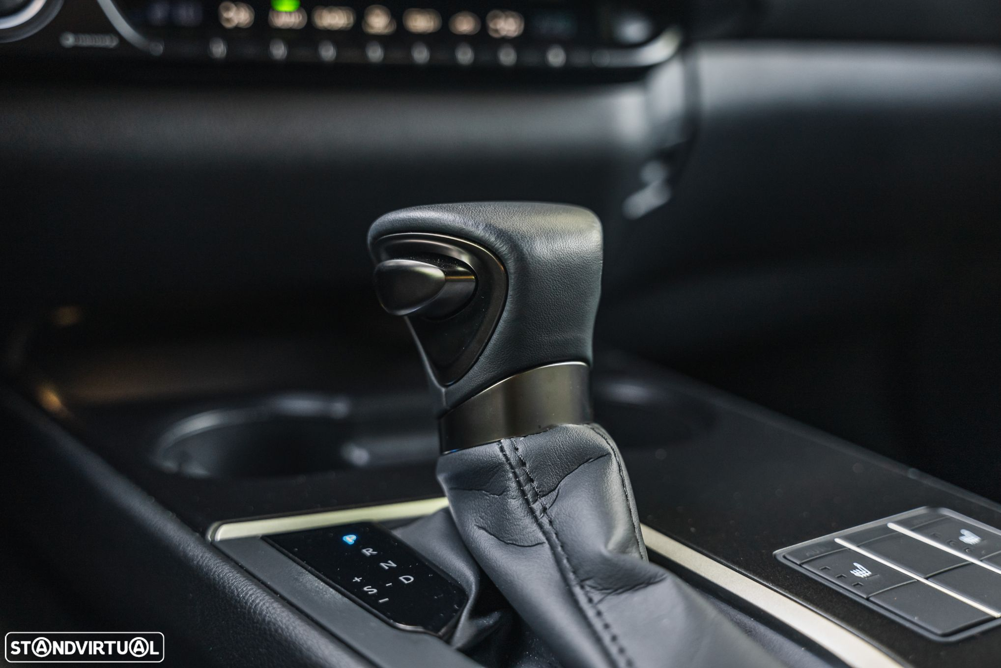 Lexus ux-250h - 32