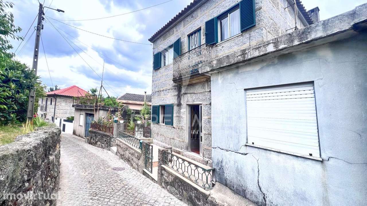 Moradia para Restauro com Duas Frações Independentes, Terreno e Gar... - Grande imagem: 2/16