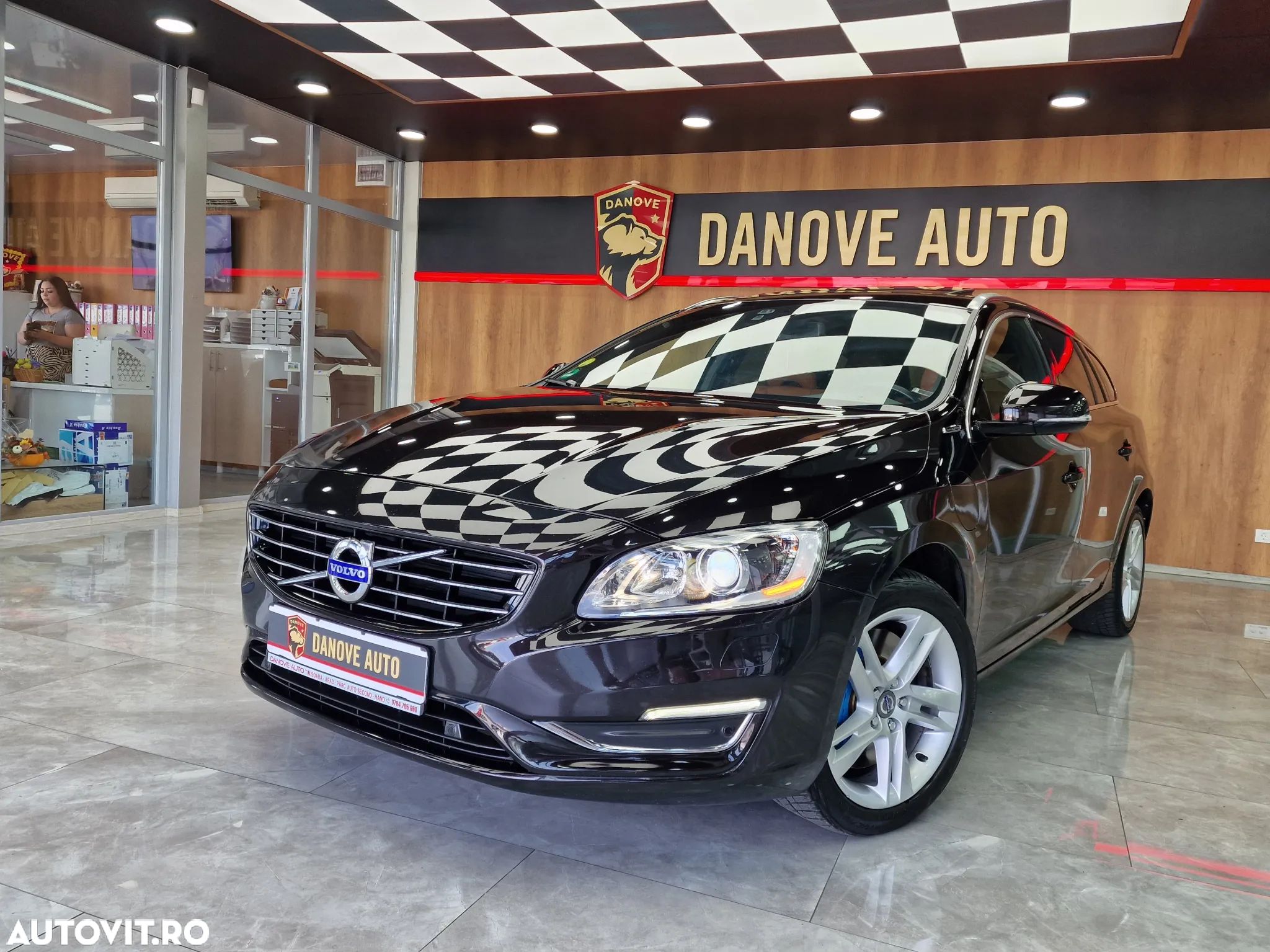 Volvo V60 D6 Plug-In-Hybrid AWD Geartronic Momentum - 1