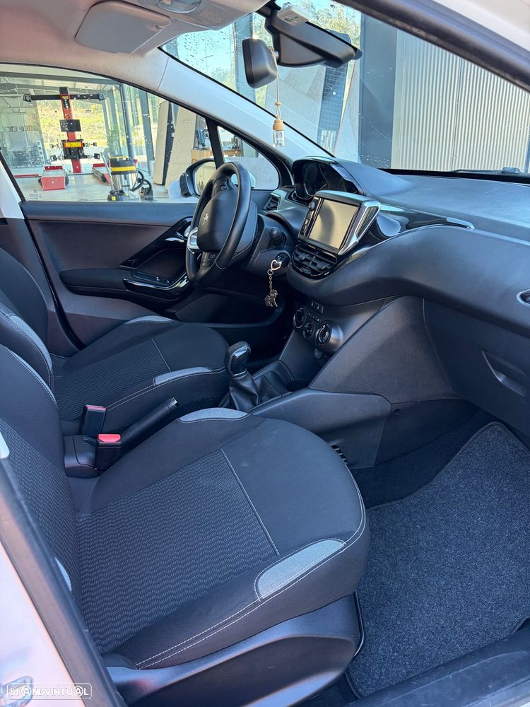 Peugeot 208 - 8
