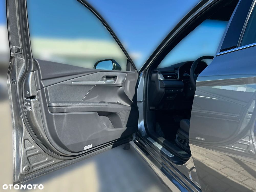 Toyota Camry 2.5 Hybrid Dynamic Force Executive e-CVT - 14