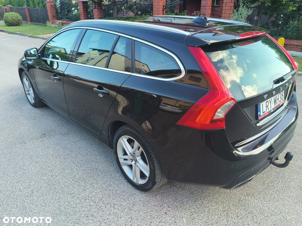 Volvo V60 D6 AWD Plug-in Hybrid R-Design Momentum - 4