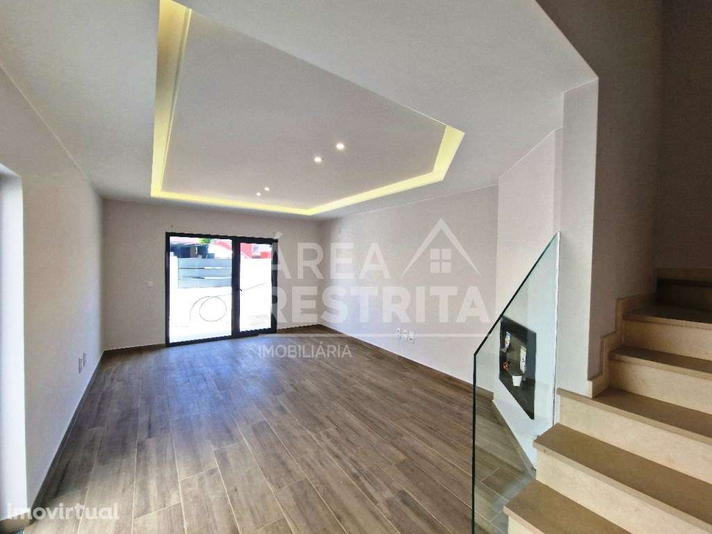 Moradia Geminada T3 c/Garagem e Terraço, na Quinta do Conde - Grande imagem: 3/23