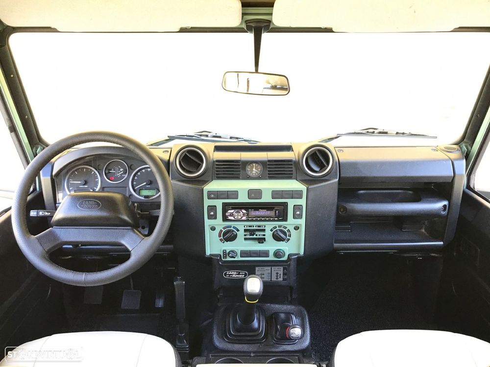 Land Rover Defender - 38