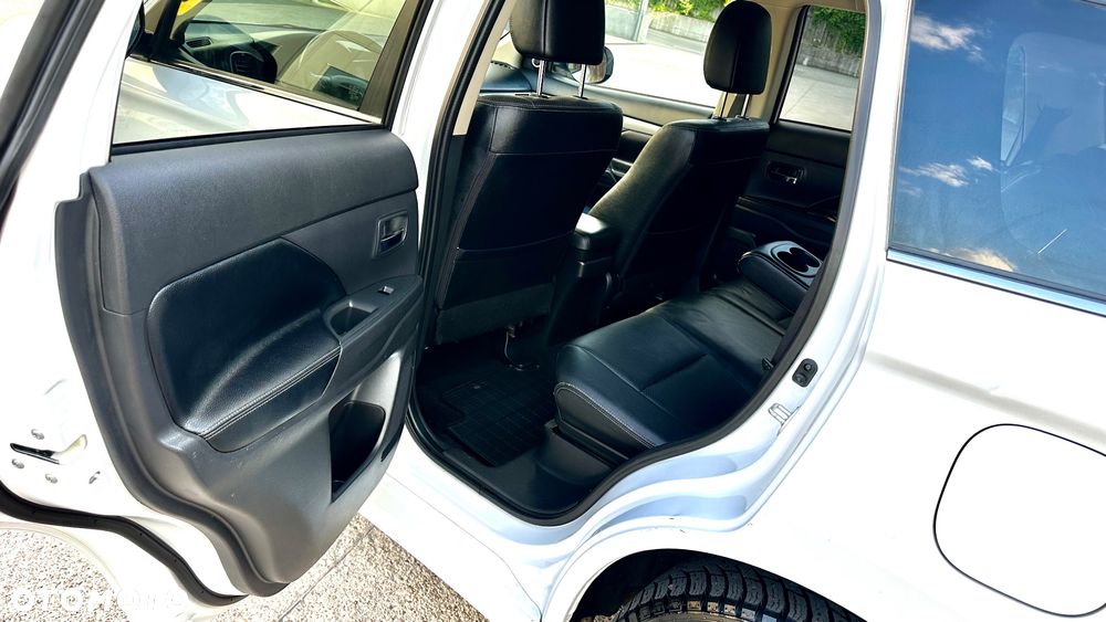 Mitsubishi Outlander 2.0 4WD Plug-In Hybrid - 12