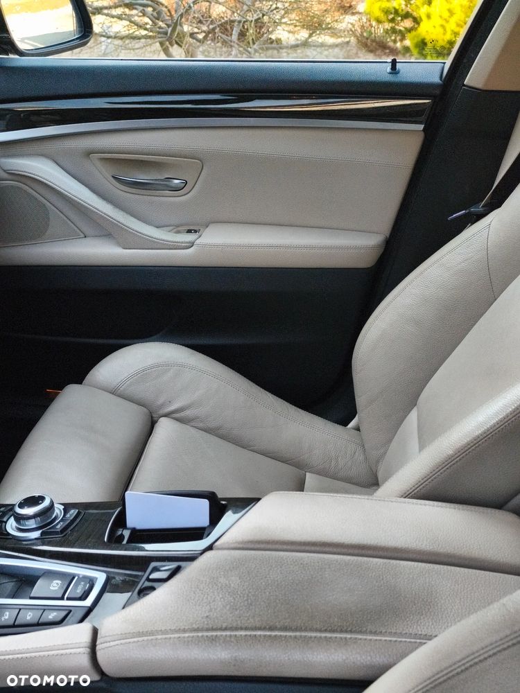 BMW Seria 5 525d xDrive Sport-Aut Luxury Line - 25