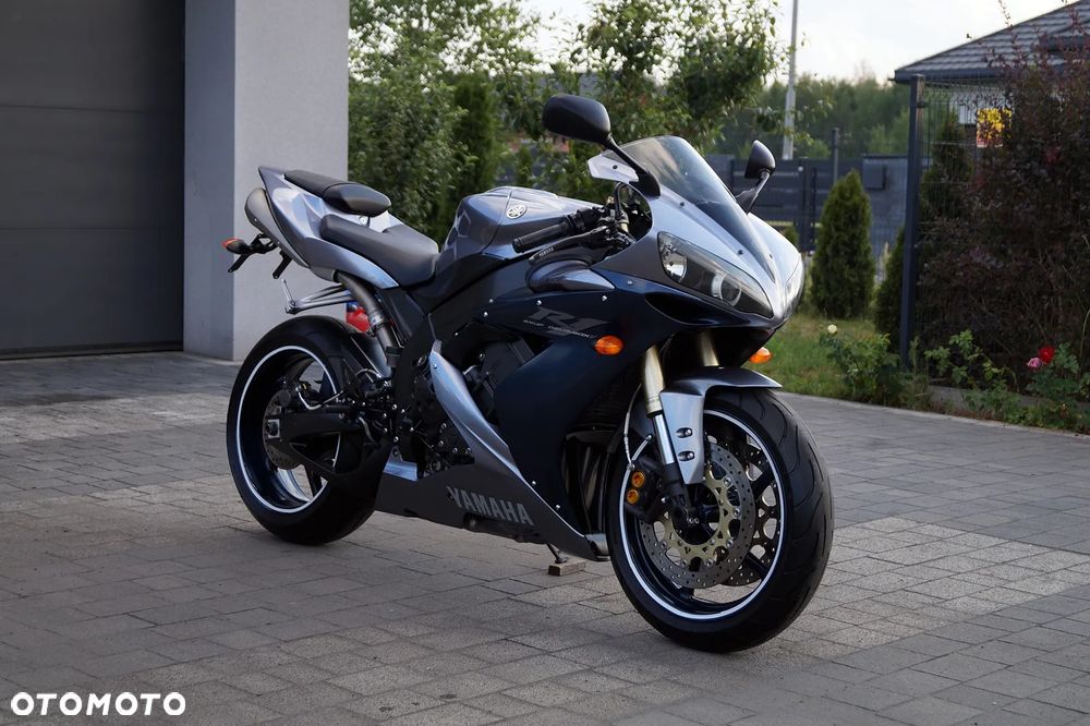 Yamaha R1 - 10