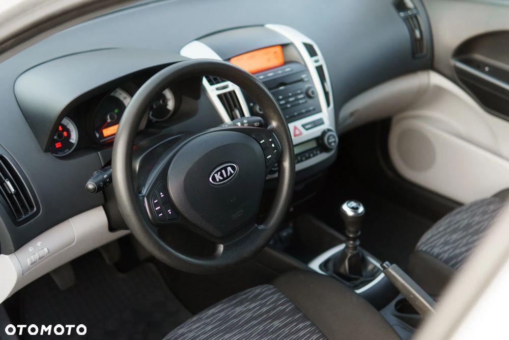 Kia Ceed - 10