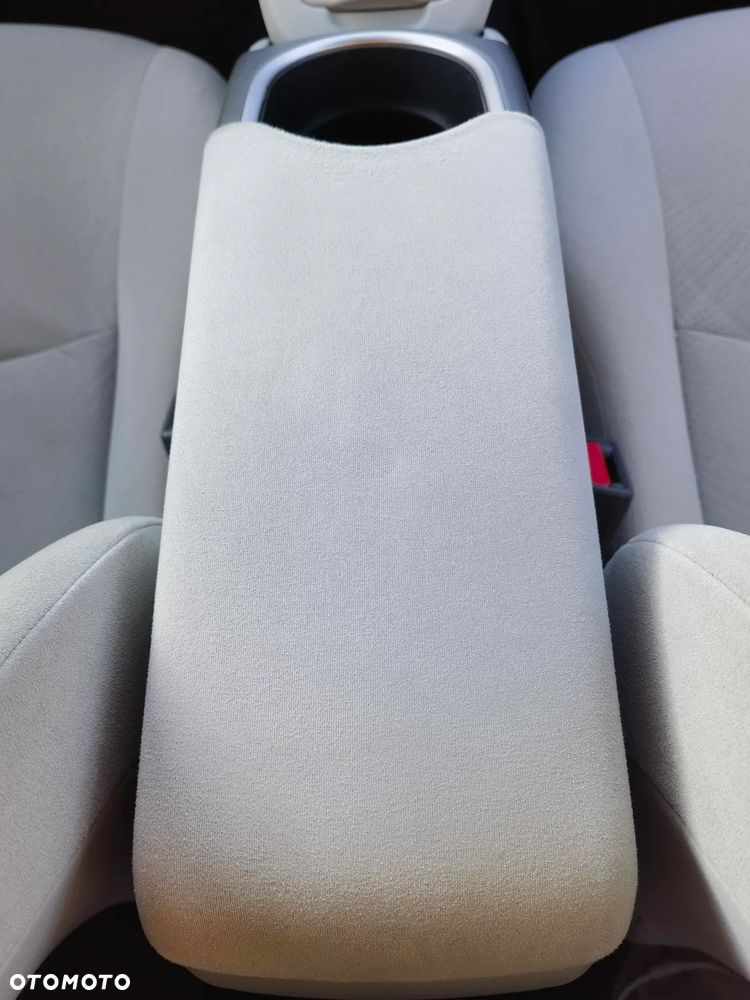 Toyota Prius (Hybrid) Comfort - 13