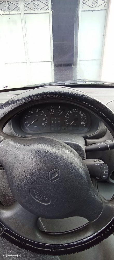 Renault Clio 1.2 RXE - 11