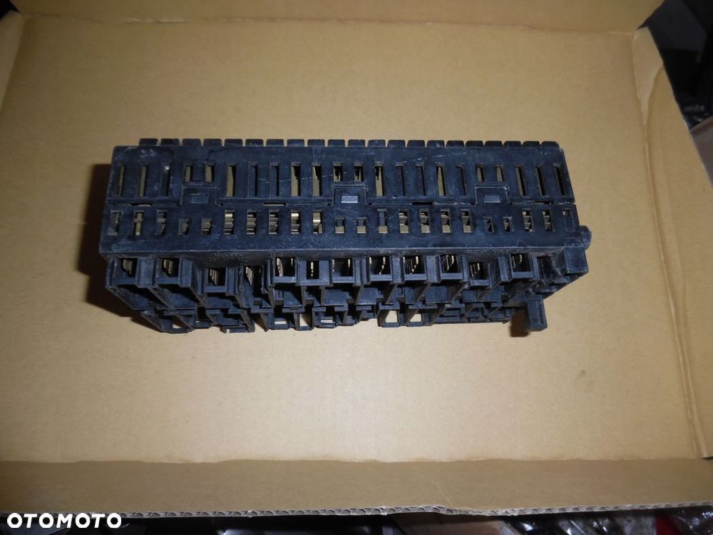 VW T4 1.9TD 2.4D SKRZYNKA BEZPIECZ.MODUŁ WKŁAD - 4