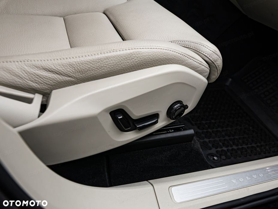 Volvo XC 60 B4 D AWD Momentum Pro - 9
