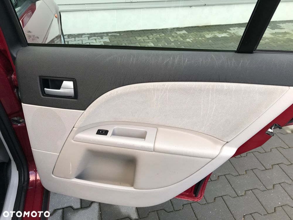 Ford Mondeo 1.8 Ghia - 25