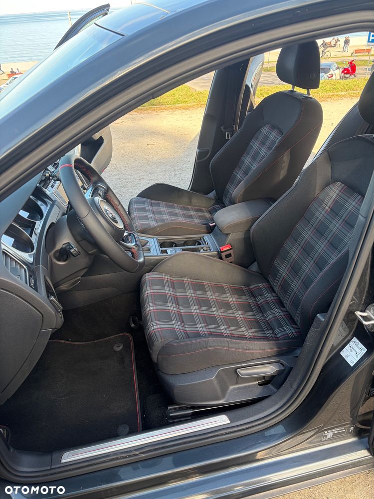 Volkswagen Golf - 20