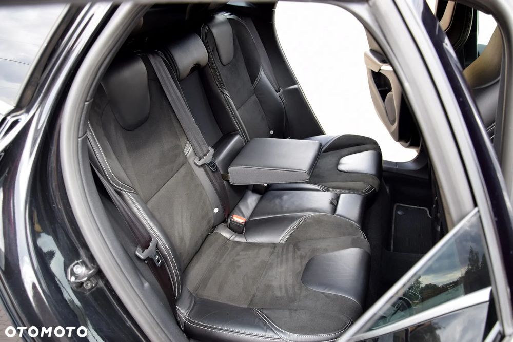 Volvo V40 D4 R Design - 17
