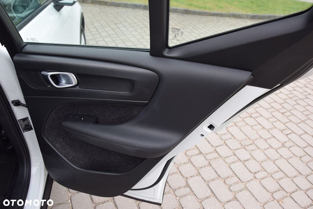 Volvo XC 40 T3 Geartronic Momentum Pro - 27