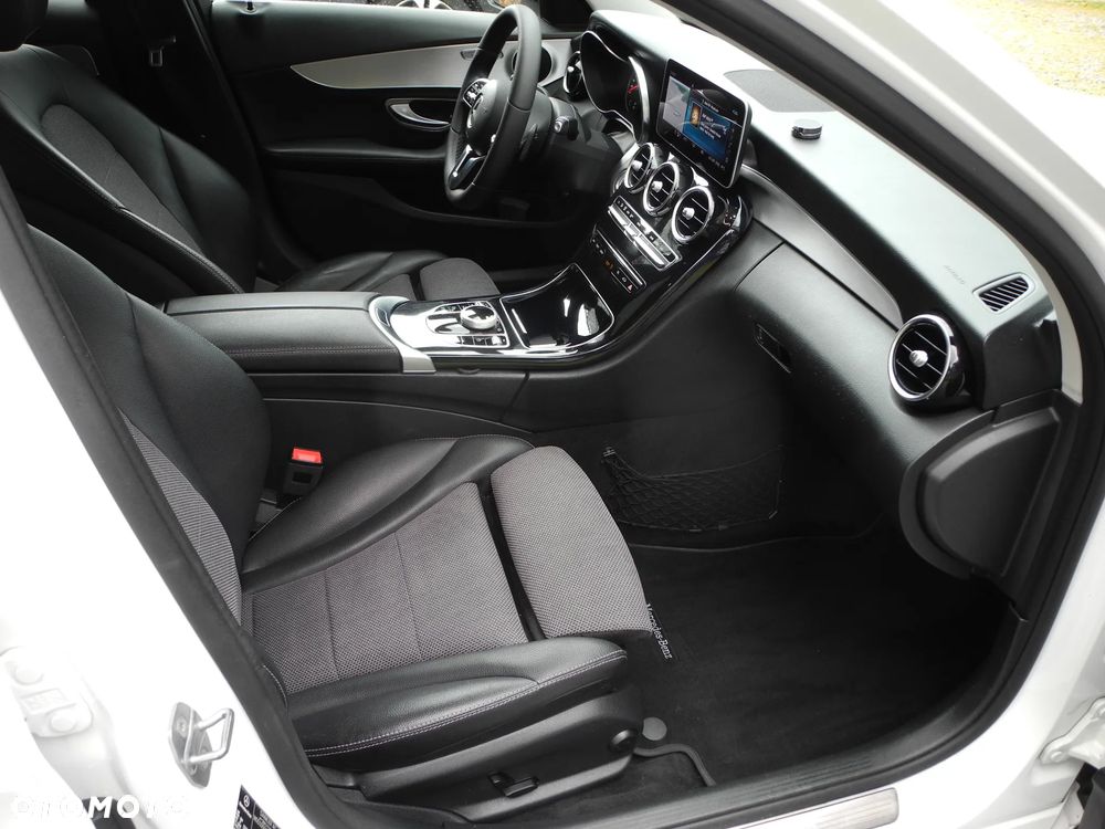 Mercedes-Benz Klasa C 220 d 4MATIC 9G-TRONIC - 17