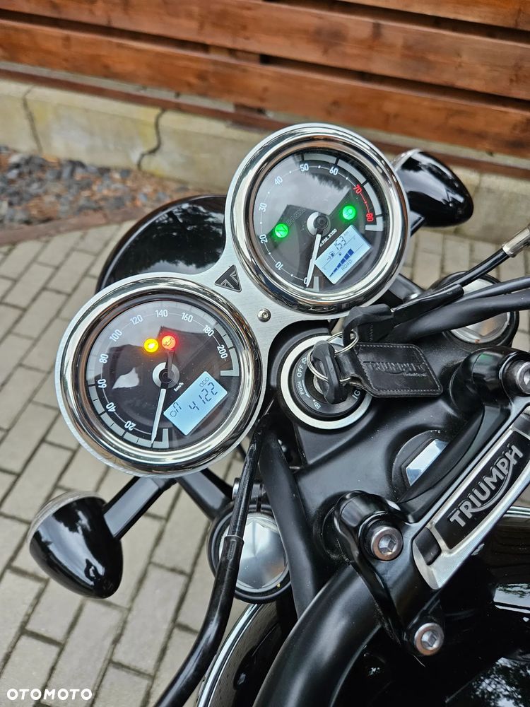 Triumph Bonneville - 4