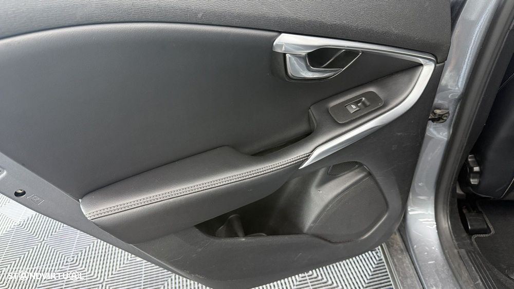 Volvo V40 2.0 D2 R-Design Momentum Geartronic - 14