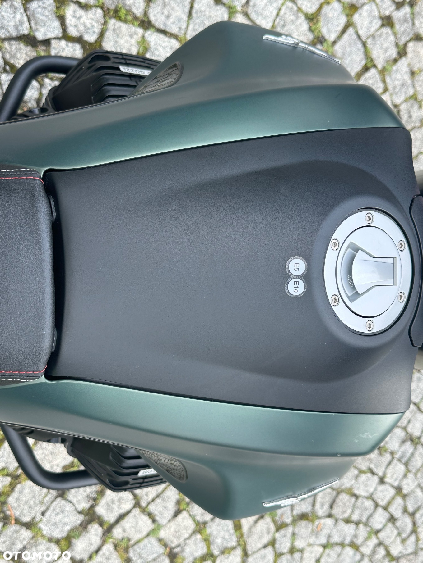 Moto Guzzi V85 - 12