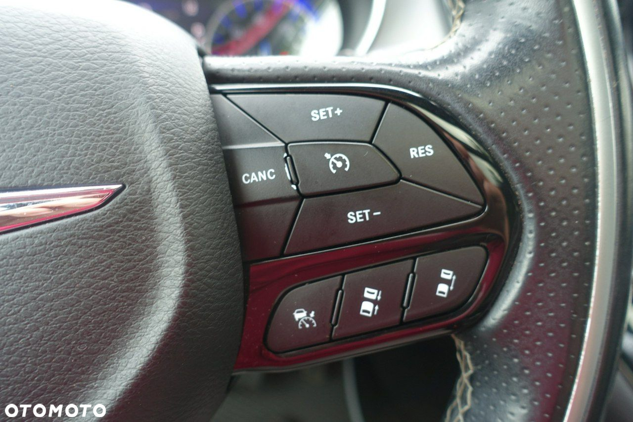 Chrysler Pacifica - 36