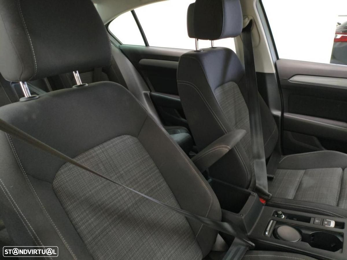 VW Passat 1.6 TDI Business DSG - 7
