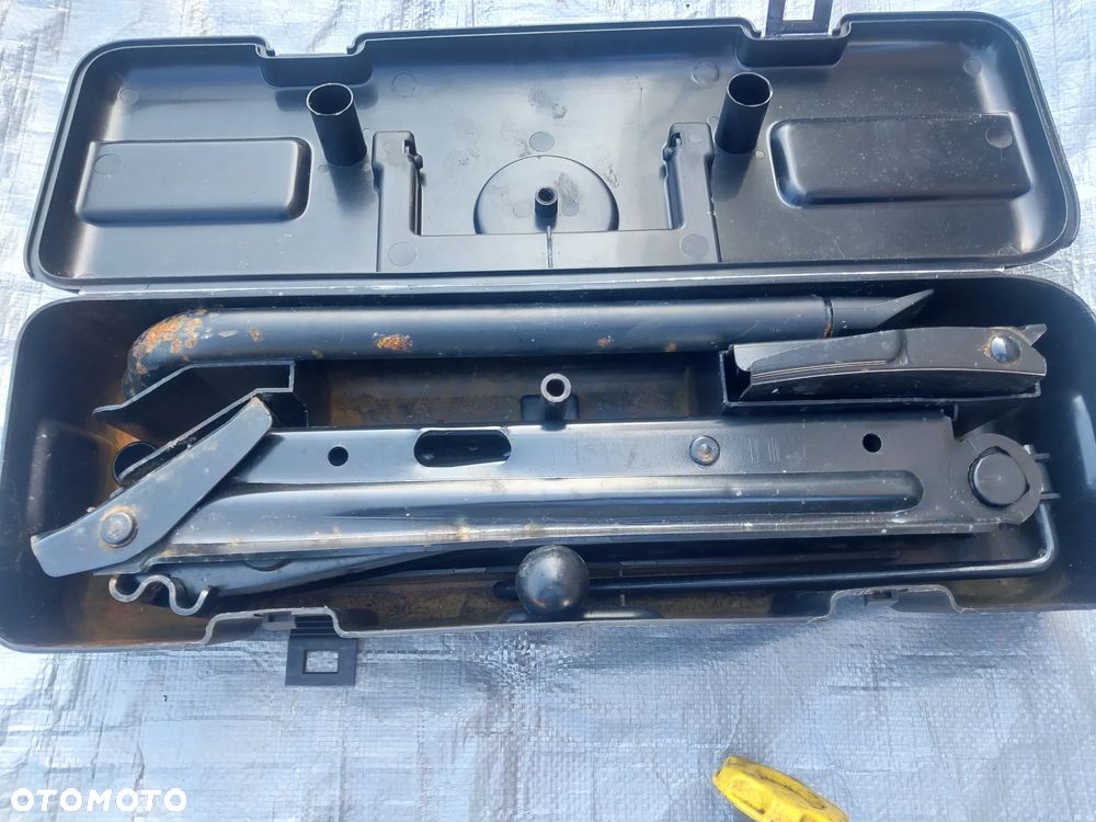 Skrzynka narzędziowa lewarek podnośnik do kół klucz Land Rover Freelander przybornik - 5