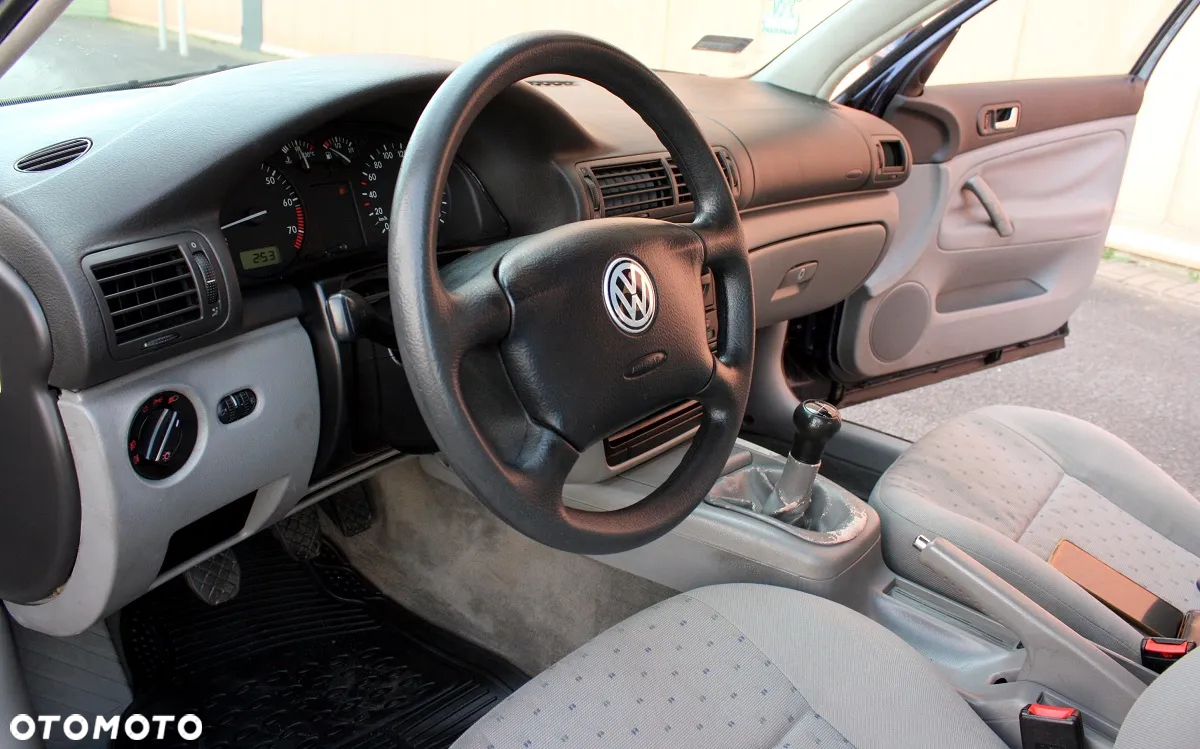 Volkswagen Passat 1.6 GL - 11