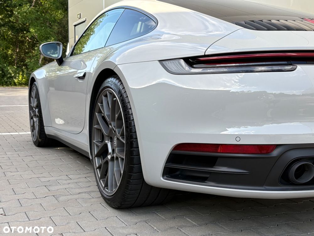 Porsche 911 Carrera 4 - 16