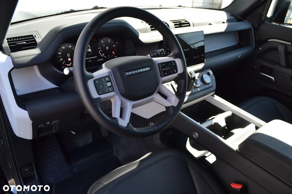 Land Rover Defender 110 D300 X-Dynamic SE - 6