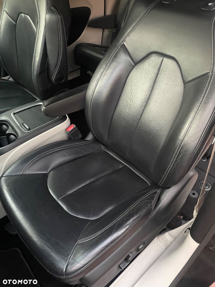 Chrysler Pacifica - 17