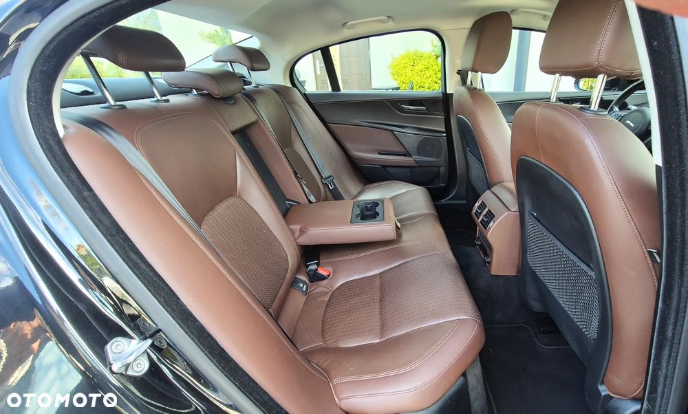 Jaguar XE 2.0 D Portfolio - 8