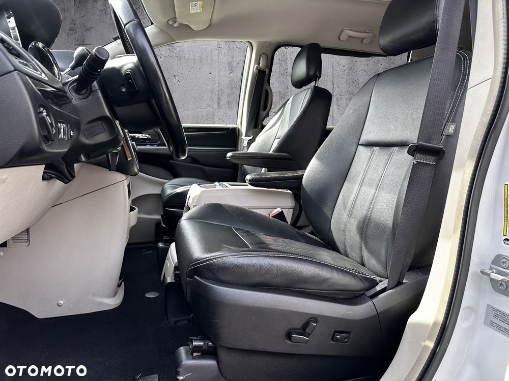 Chrysler Town & Country 3.6 Limited - 16
