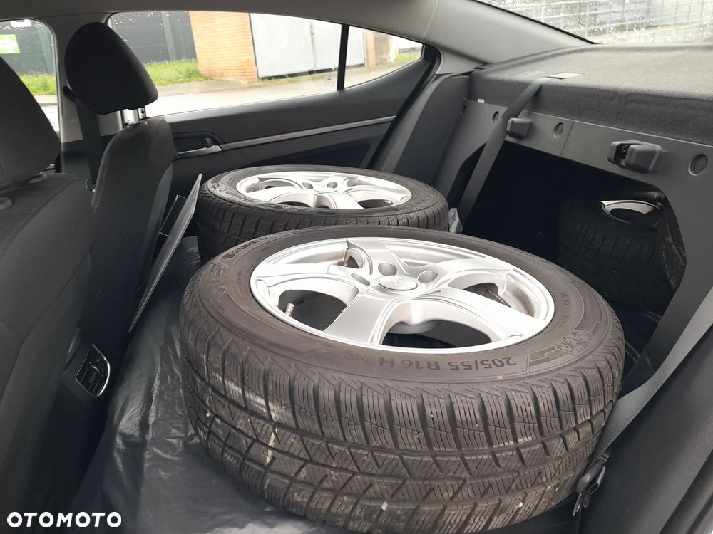 Hyundai Elantra 1.6 Comfort - 16