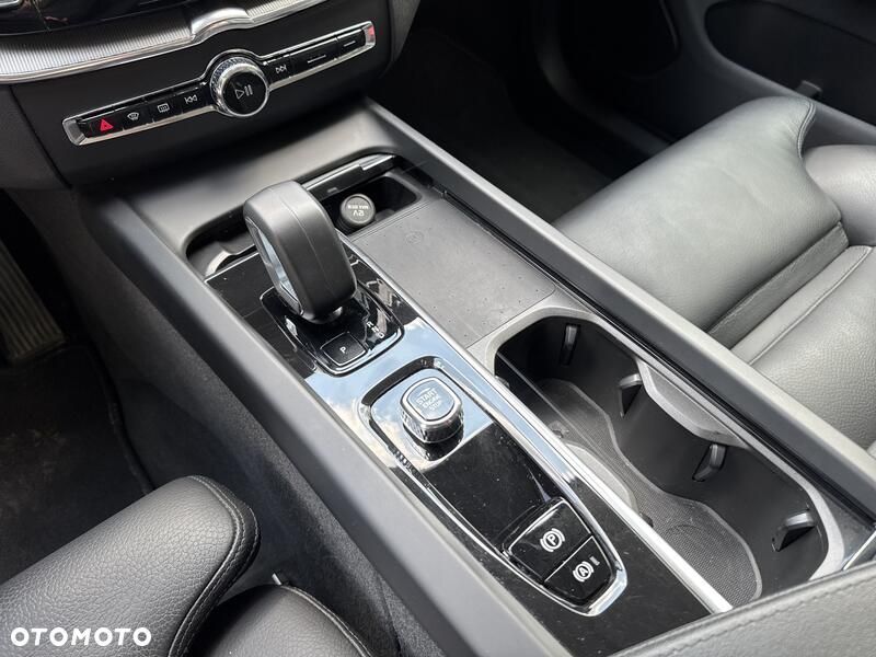 Volvo XC 60 B4 B Plus Dark - 16