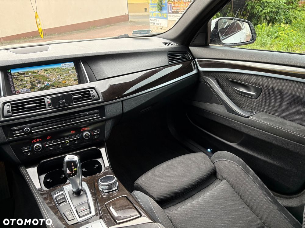 BMW Seria 5 525d xDrive - 24