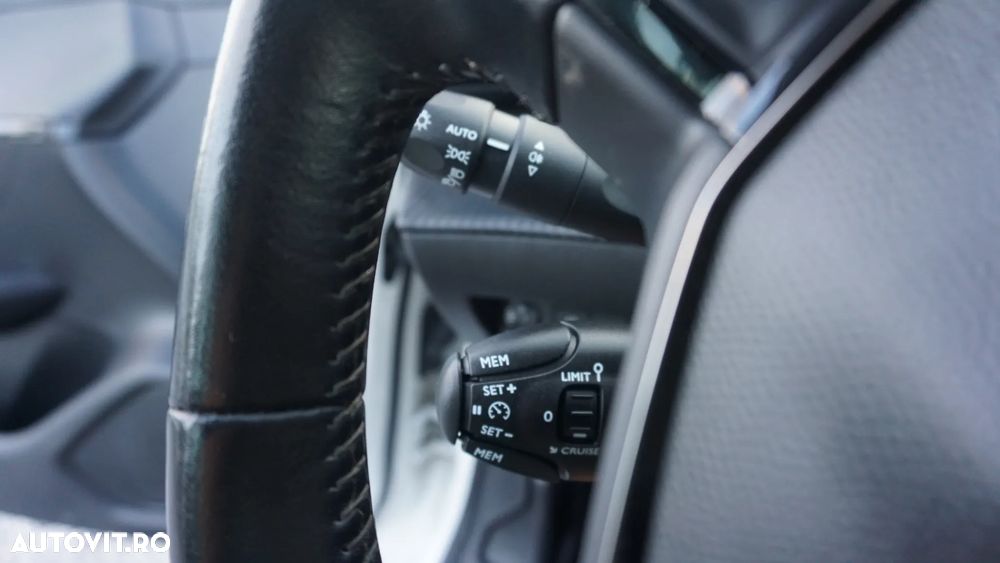 Peugeot 208 BlueHDi 100 GT - 18
