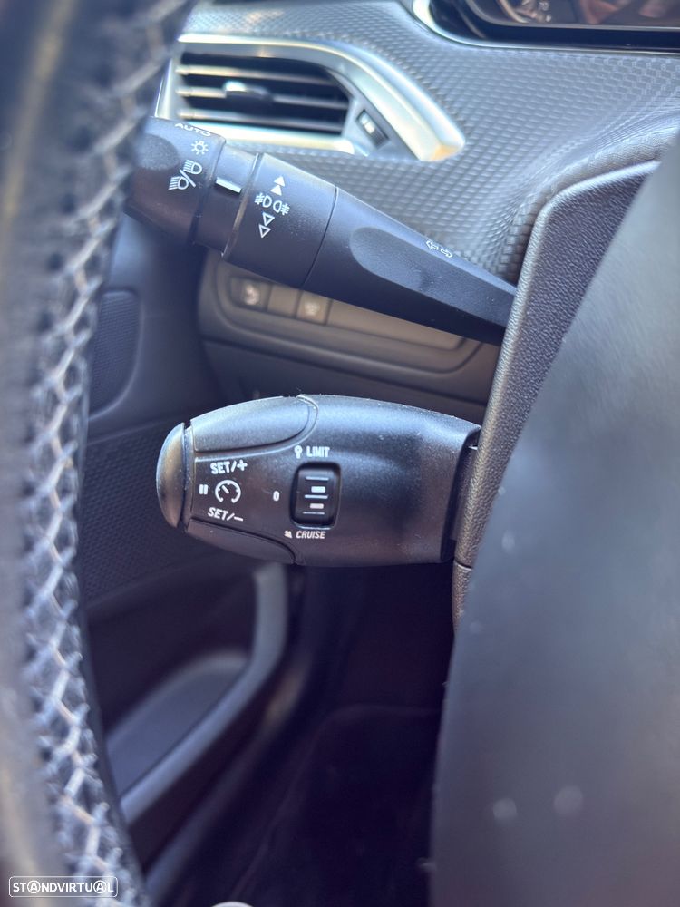 Peugeot 2008 1.2 PureTech Allure - 15