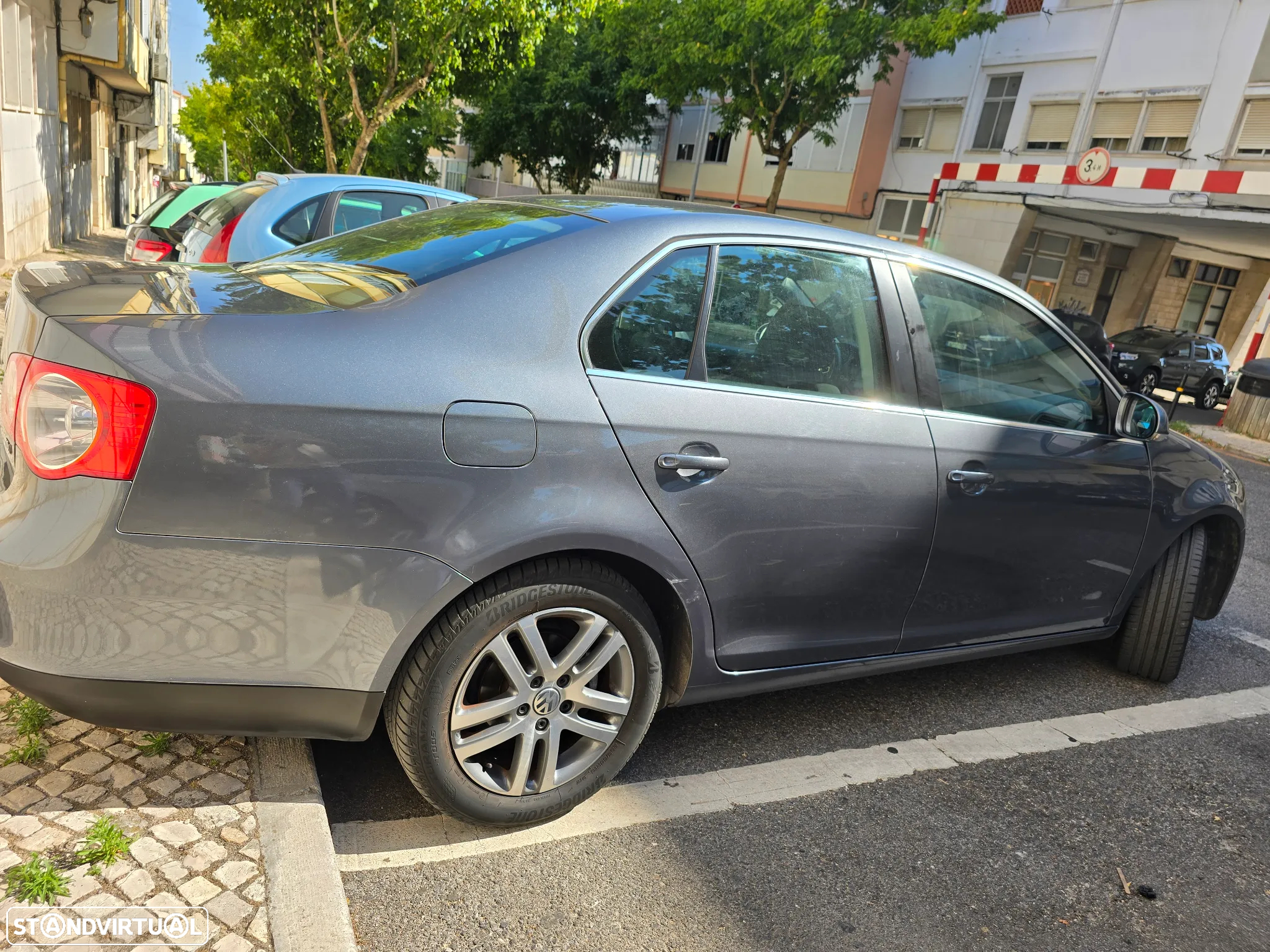 VW Jetta 1.6 TDi Confortline - 18