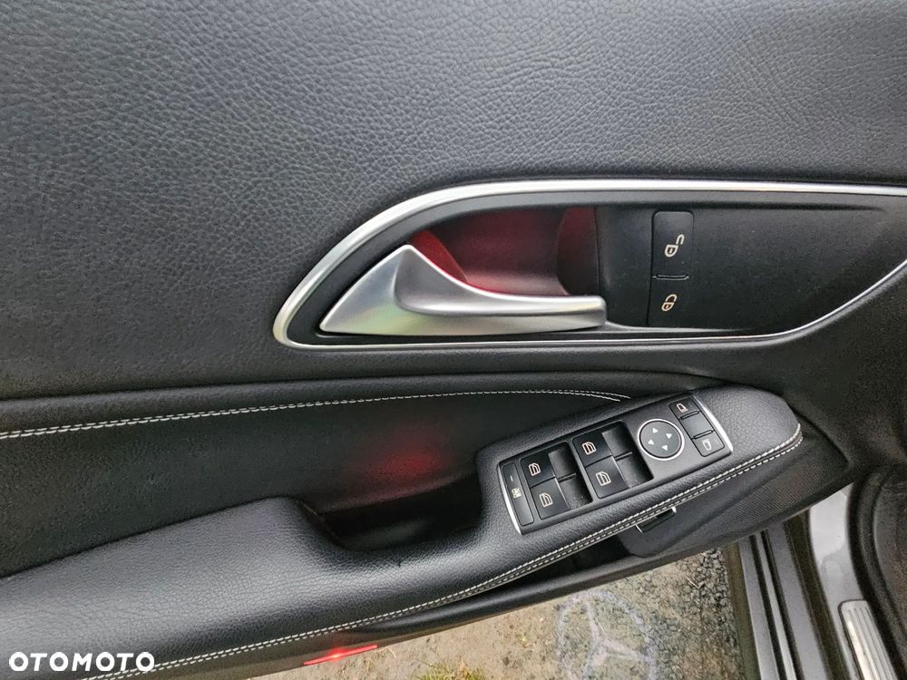 Mercedes-Benz CLA 200 7G-DCT Urban - 10