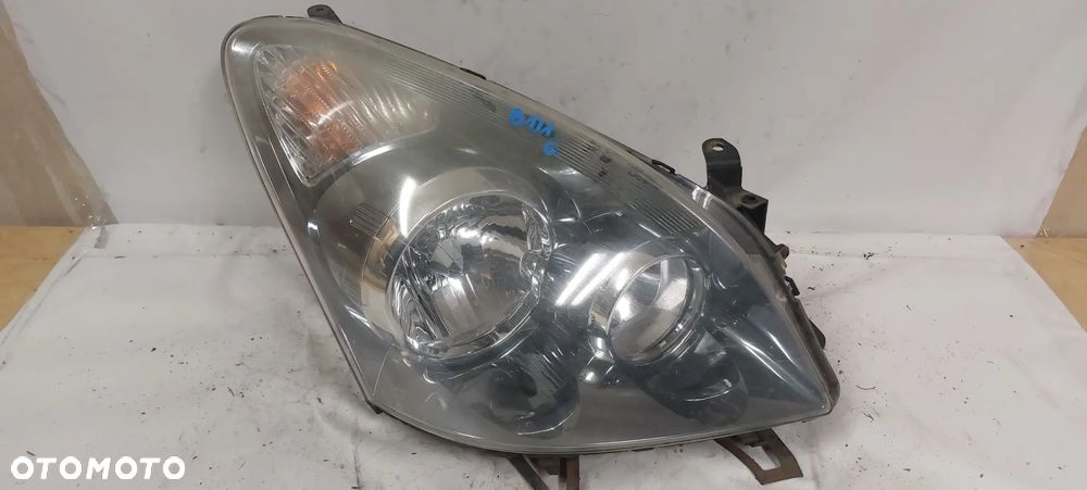 .  PRZOD PRZEDNIA LAMPA PRAWA TOYOTA COROLLA VERSO - 1