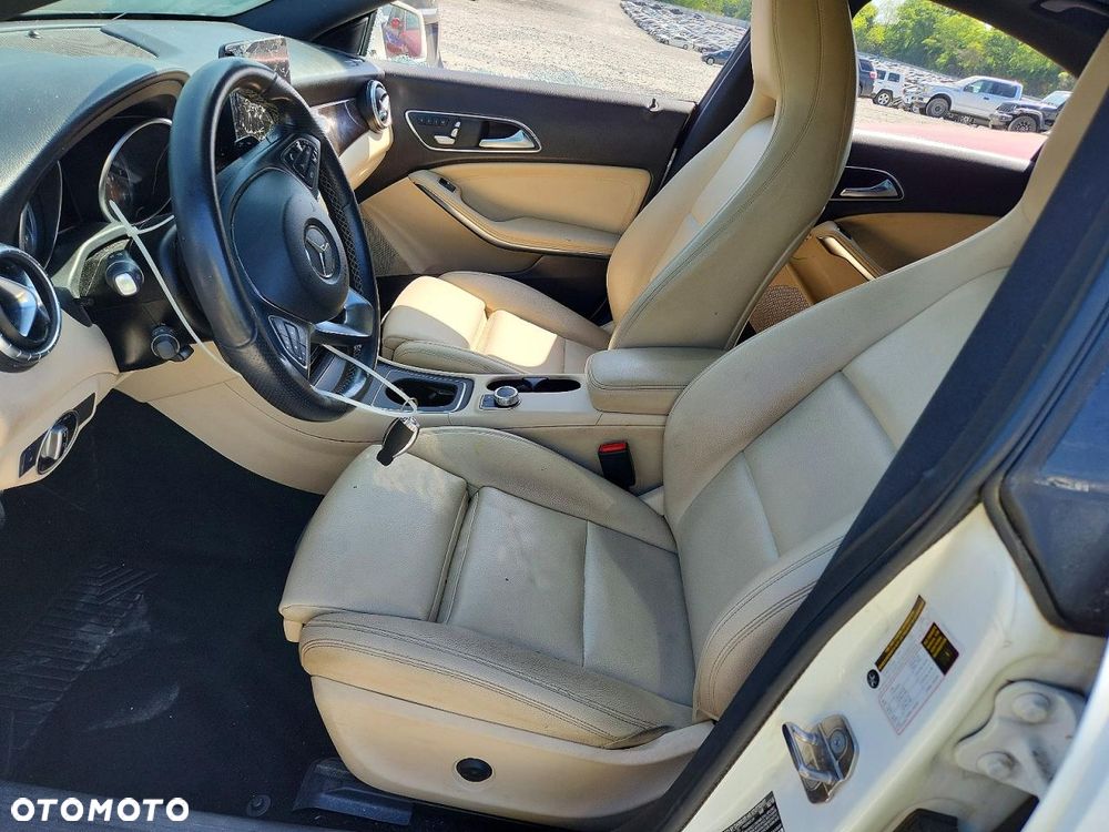 Mercedes-Benz CLA 250 4Matic 7G-DCT UrbanStyle Edition - 8