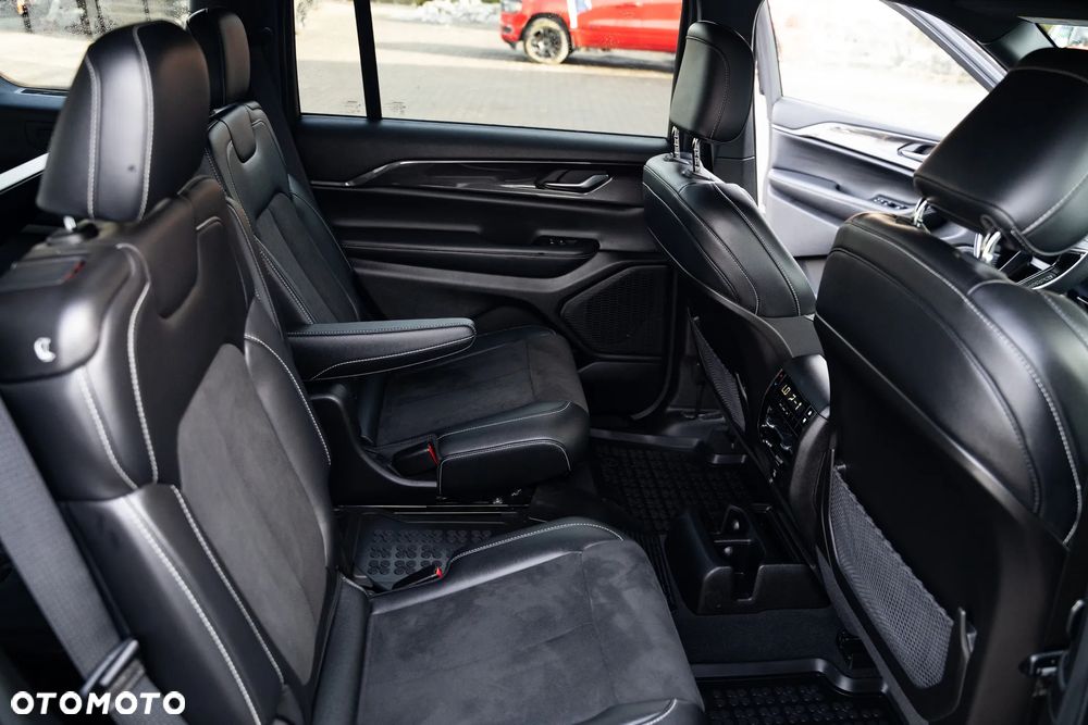 Jeep Grand Cherokee - 23