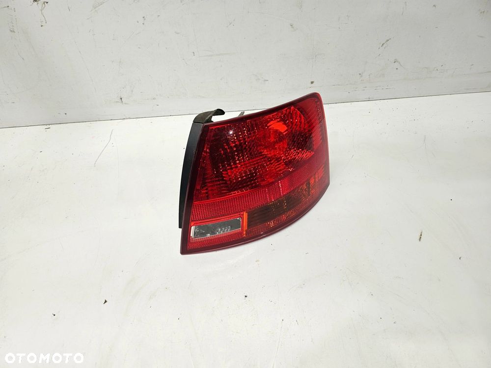 LAMPA PRAWY TYŁ W BŁOTNIK AUDI A4 B7 KOMBI AVANT 8E9945096E ORYGINAŁ - 1