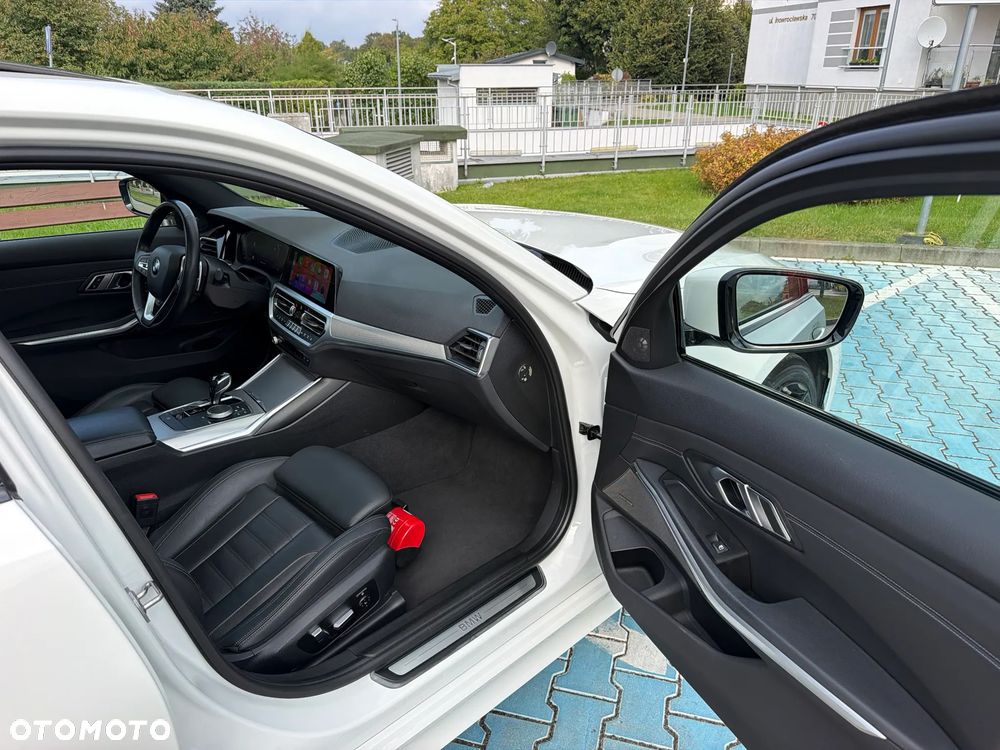 BMW Seria 3 330i Sport Line sport - 17