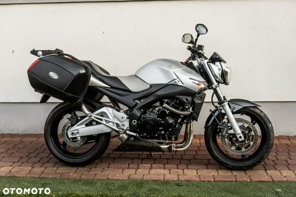 Suzuki GSR - 2