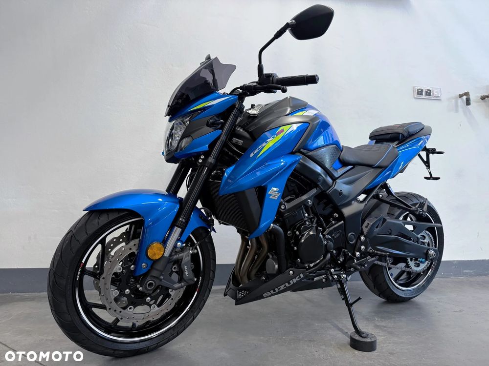 Suzuki GSX - 6